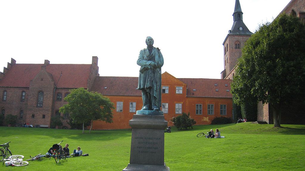 H.C. Andersen Statuen i Eventyrhaven. Foto: VisitOdense