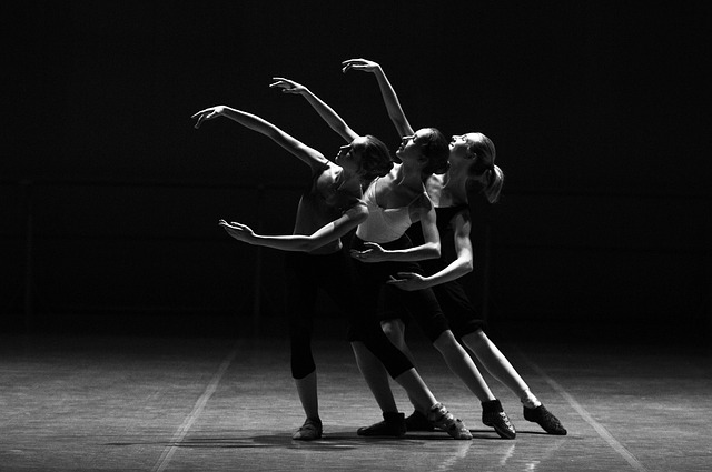Balletdansere på scenen.
